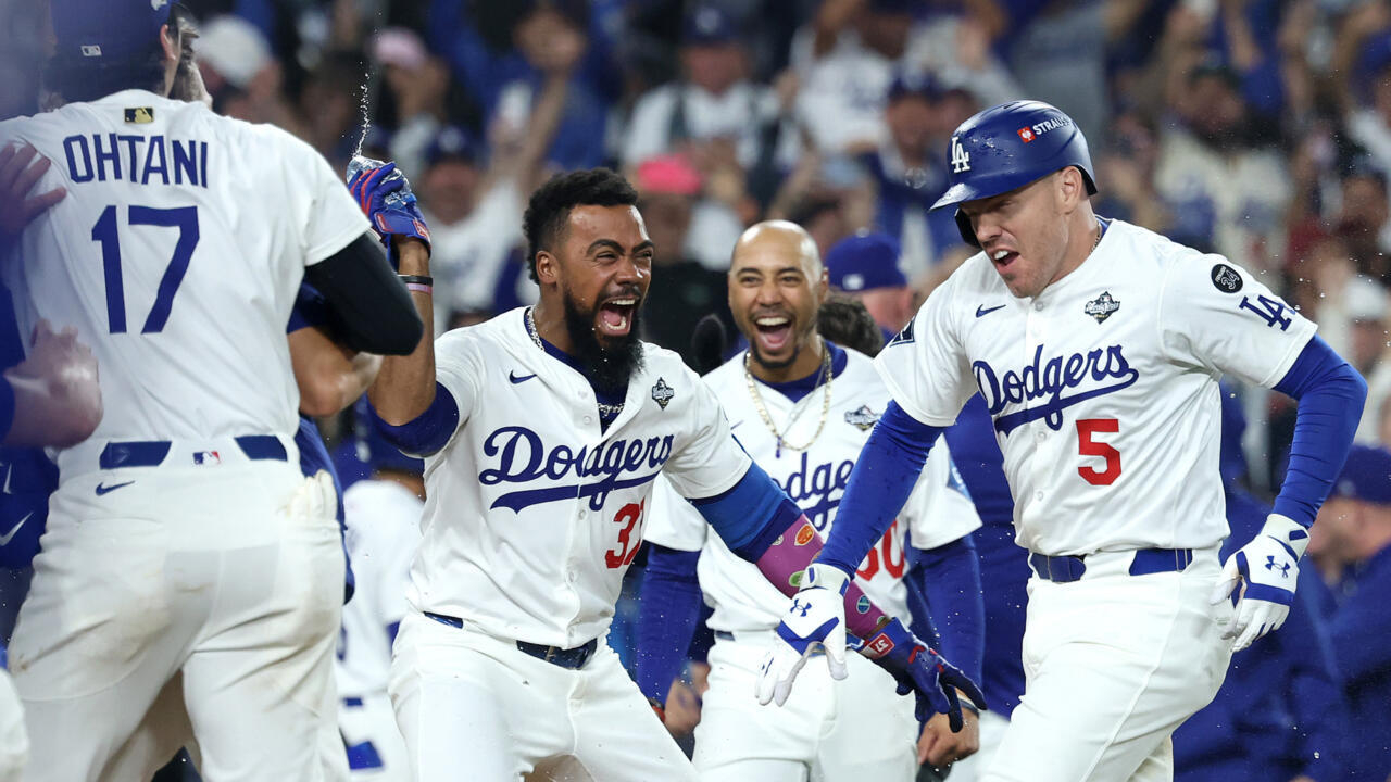 Para pemain Los Angeles Dodgers melakukan selebrasi setelah Freddie Freeman (kanan) melakukan pukulan homerun penentu kemenangan di Game 3 World Series. (Foto: AP)