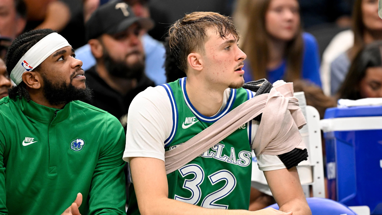 Cooper Flagg (kanan) duduk di bangku cadangan dengan bahu kiri dibalut es. (Foto: AP)