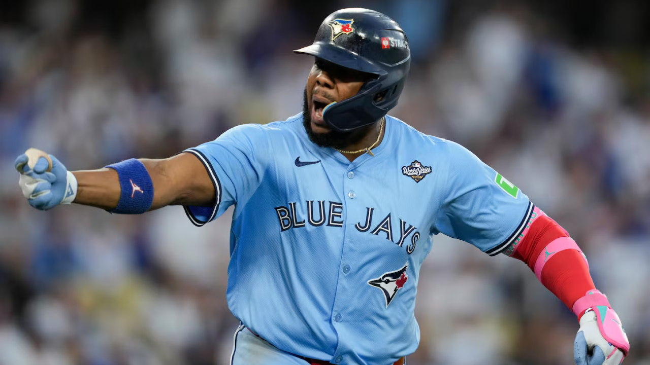 Pemain Toronto Blue Jays Vladimir Guerrero Jr melakukan selebrasi setelah memukul homerun di Game 4 World Series melawan Dodgers. (Foto: AP)