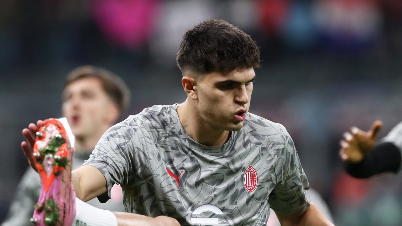 Barcelona Terus Memantau Perkembangan Bek Kiri Milan