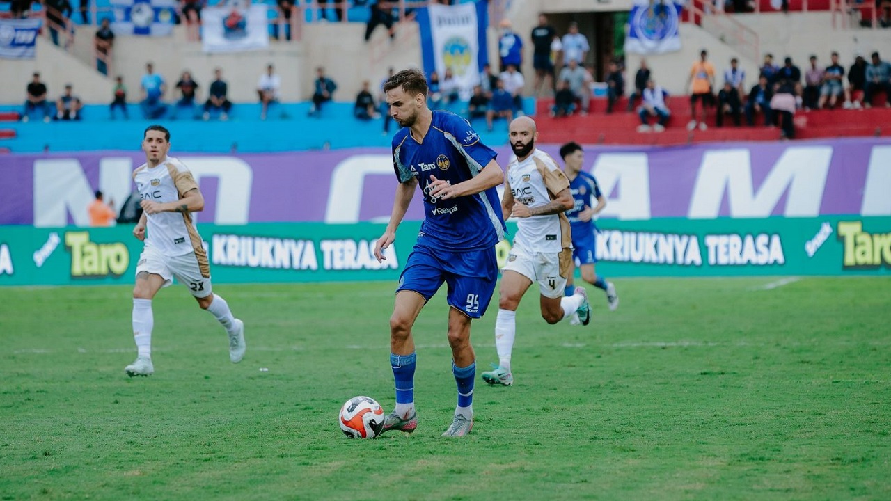 Penyerang PSIM Jogja, Nermin Haljeta di laga kontra Dewa United FC