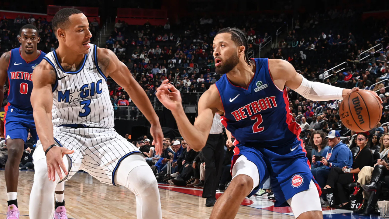 Cade Cunningham (kanan) mencetak 30 poin saat Detroit Pistons mengungguli Orlando Magic dengan skor 135-116 pada Rabu (29/10) malam. (Foto: AP)
