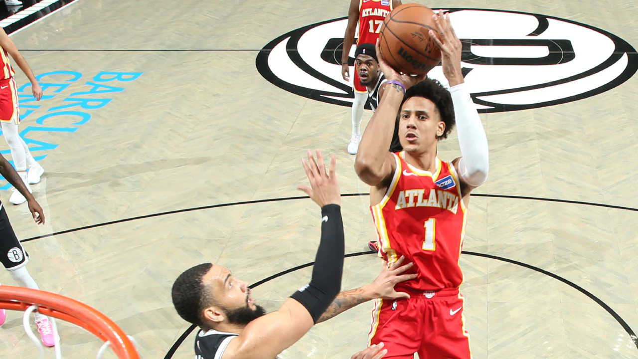 Jalen Johnson (kanan) mencetak 23 poin saat Atlanta Hawks meraih kemenangan 117-112 atas Brooklyn Nets pada Rabu (29/10) malam di New York. (Foto: AP)