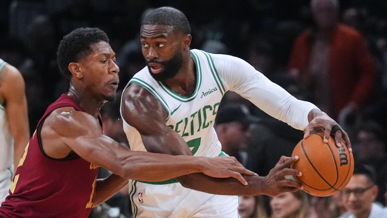 Jaylen Brown (kanan) mencetak 30 poin saat Boston Celtics mengalahkan tim tamu Cleveland Cavaliers dengan skor 125-105 pada Rabu (29/10). (Foto: AP)