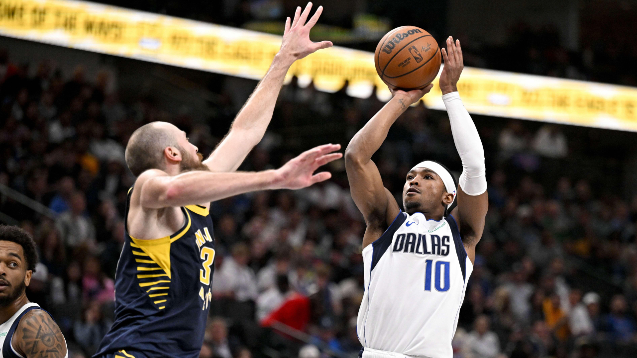 Brandon Williams (kanan) mencetak 20 poin saat Dallas Mavericks mengalahkan tim tamu Indiana Pacers dengan skor 107-105 pada Rabu (29/10).
