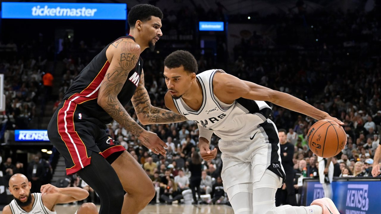 Victor Wembanyama (kanan) mencetak 27 poin saat tuan rumah San Antonio Spurs meraih kemenangan 107-101 atas Miami Heat pada Kamis (30/10) malam. (Foto: AP)
