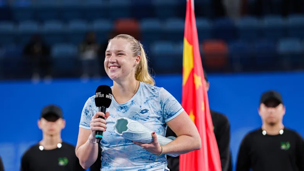 Anna Blinkova Angkat Trofi Kemenangan Di Jiangxi