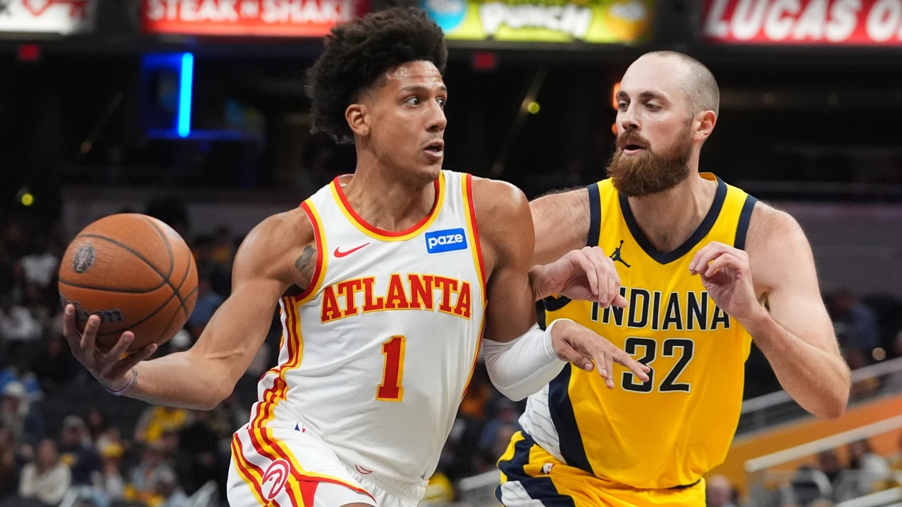 Jalen Johnson (kiri) mencetak 22 poin saat Atlanta Hawks mengalahkan Indiana Pacers 128-108 dalam laga pembuka NBA Cup pada Jumat (31/10). (Foto: AP)