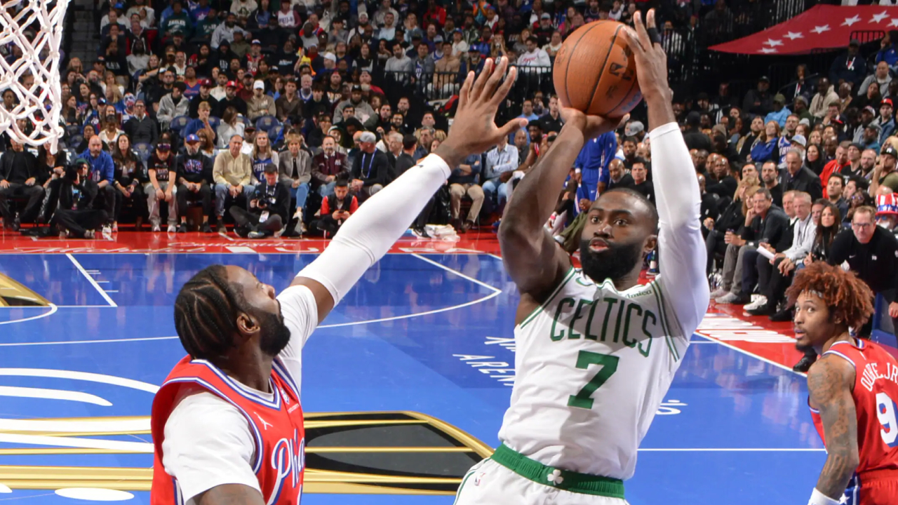 Jaylen Brown (kanan) mencetak 32 poin saat Boston Celtics mengalahkan tuan rumah Philadelphia 76ers 109-108 pada Jumat (31/10) dalam pertandingan NBA Cup. (Foto: AP)