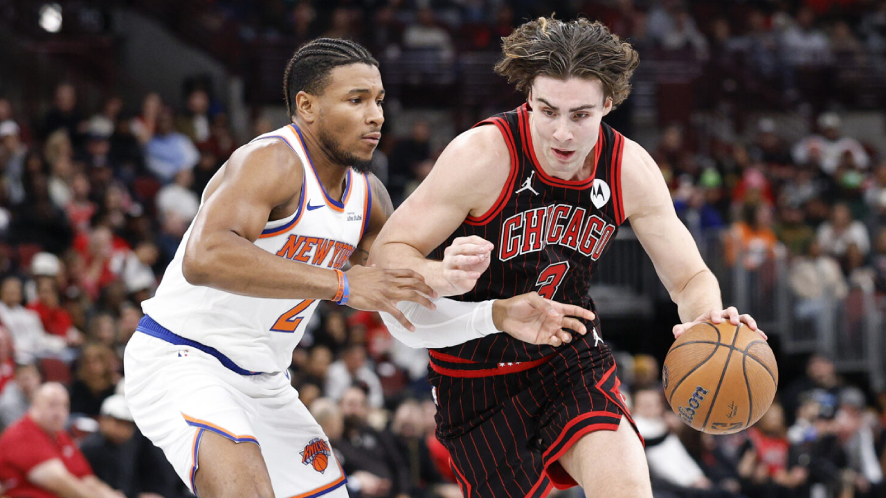 Josh Giddey (kanan) mencetak 32 poin saat Chicago Bulls meraih kemenangan 135-125 atas tim tamu New York Knicks pada Jumat (31/10) dalam laga pembuka NBA Cup. (Foto: AP)