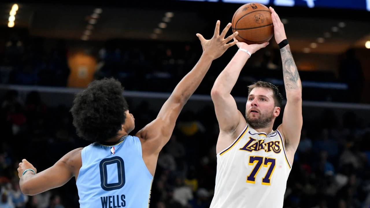 Luka Doncic (kanan) mencetak 44 poin saat tim tamu Los Angeles Lakers meraih kemenangan 117-112 atas Memphis Grizzlies pada Jumat (31/10) di NBA Cup. (Foto: AP)