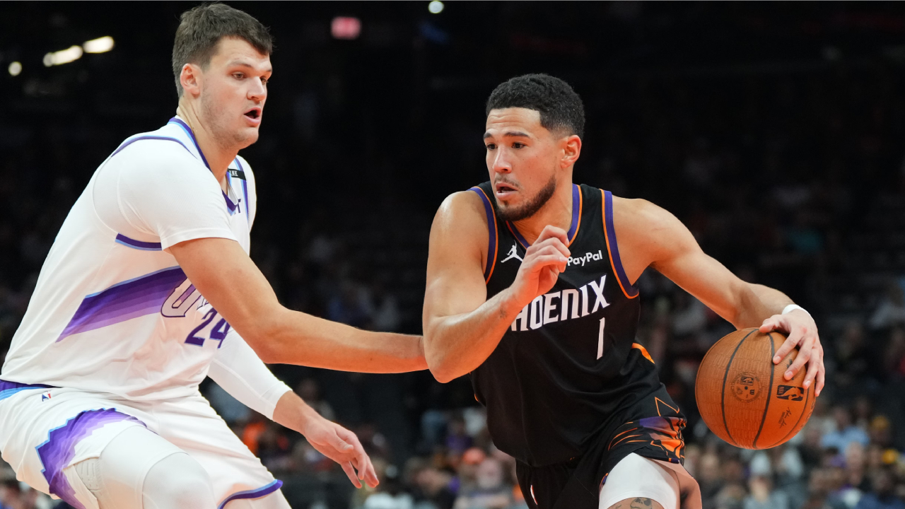 Devin Booker mencetak 36 poin saat tuan rumah Phoenix Suns meraih kemenangan 118-96 atas Utah Jazz pada Jumat (31/10) dalam pertandingan pertama NBA Cup. (Foto: AP)