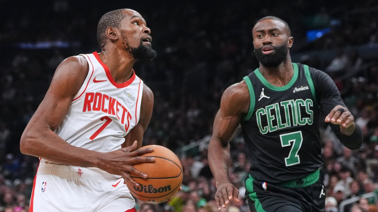 Kevin Durant (kiri) mencetak 26 poin saat tim tamu Houston Rockets meraih kemenangan 128-101 atas Boston Celtics pada Sabtu (1/11) malam. (Foto: AP)