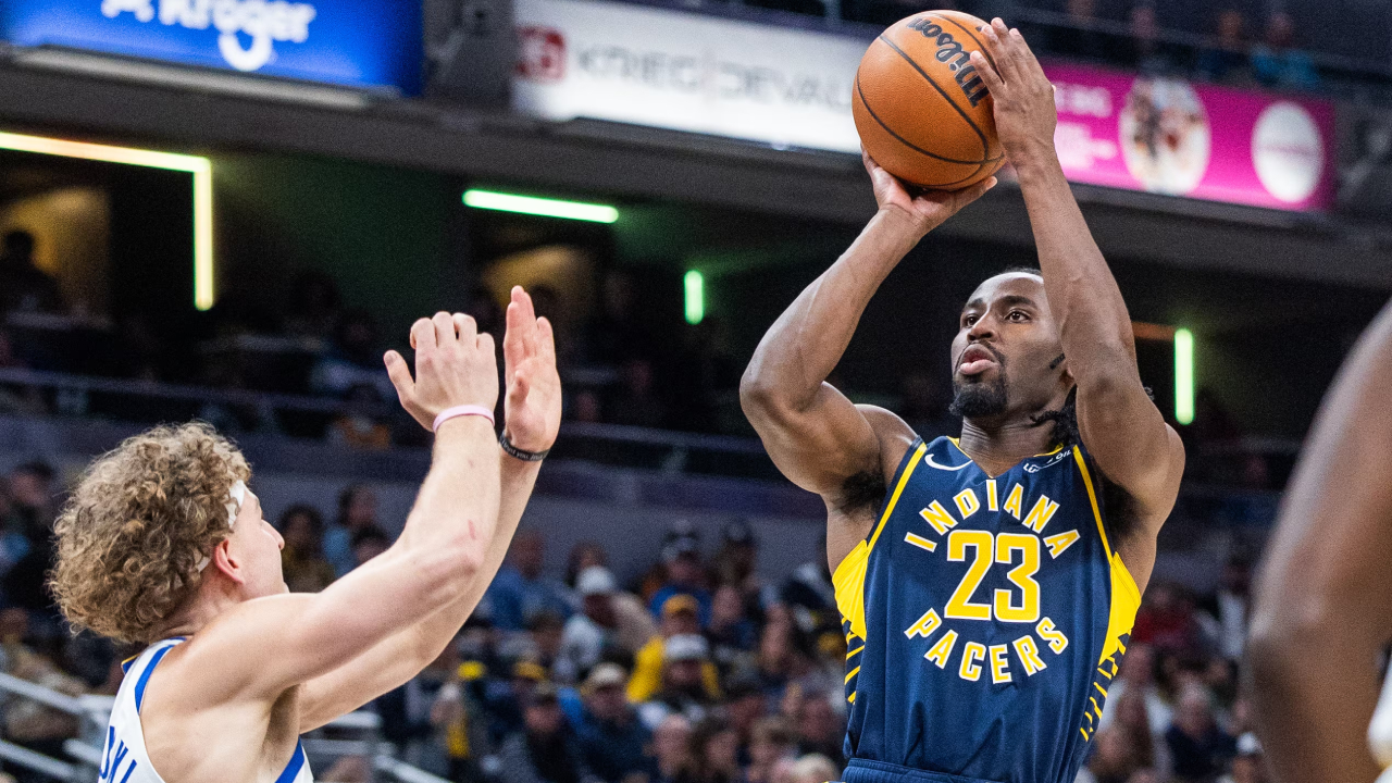 Aaron Nesmith (kanan) mencetak 31 poin saat Indiana Pacers mengalahkan tim tamu Golden State Warriors 114-109 pada Sabtu (1/11) malam di Indianapolis.