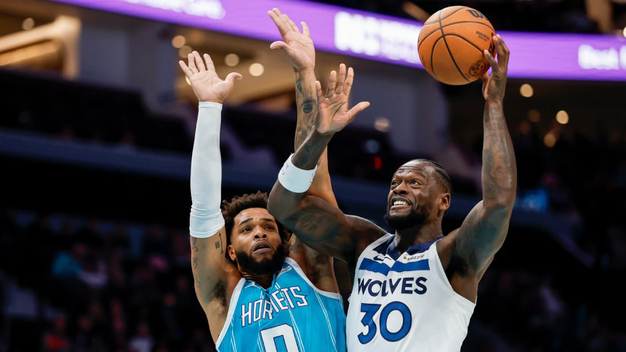 Julius Randle (kanan) mencetak 30 poin saat Minnesota Timberwolves meraih kemenangan 122-105 atas Charlotte Hornets pada Sabtu (1/11) malam. (Foto: AP)