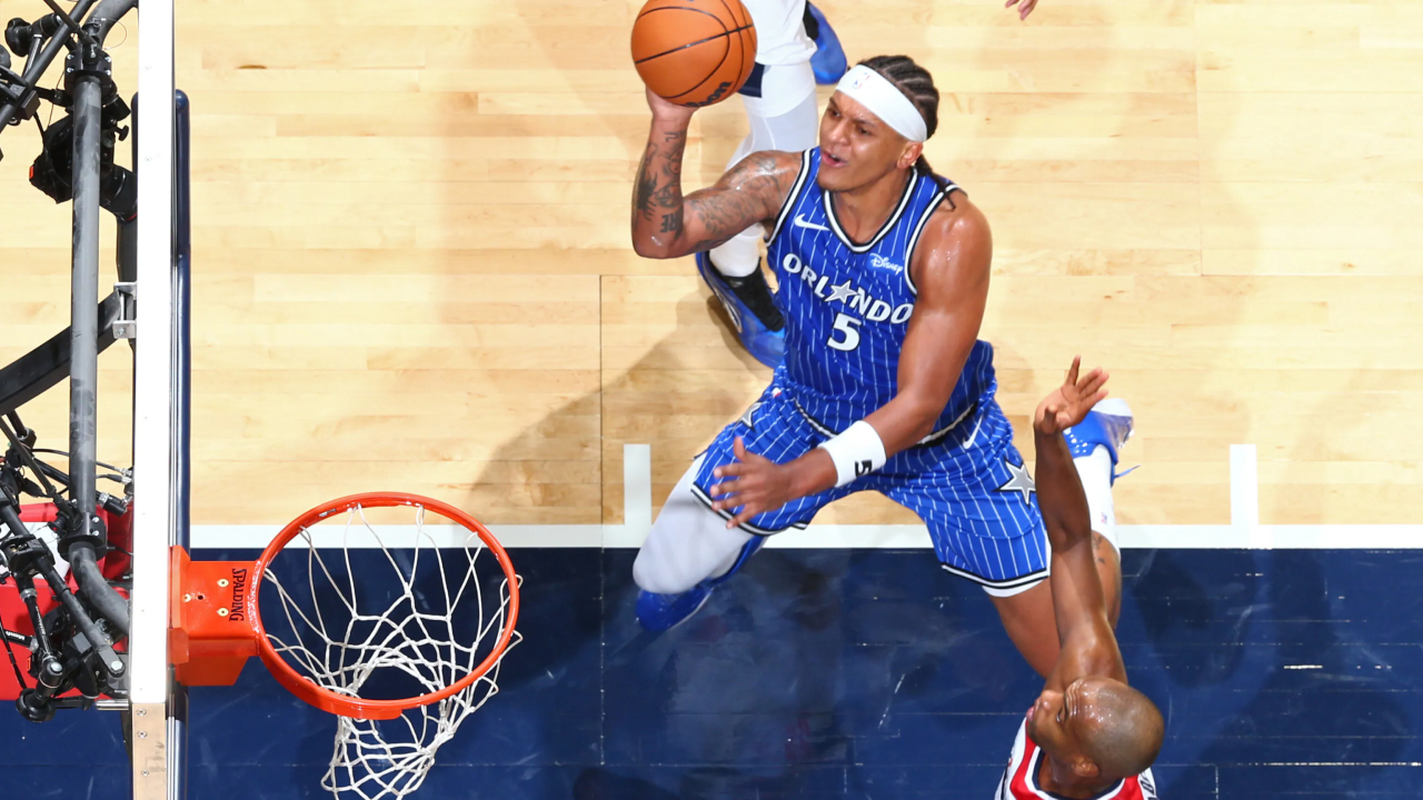 Paolo Banchero (kiri) mencetak 28 poin saat Orlando Magic menghancurkan Washington Wizards dengan skor 125-94 pada Sabtu (1/11). (Foto: AP)