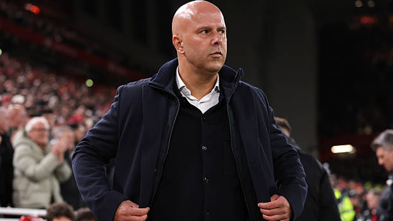 Steven Gerrard Puji Cara Arne Slot Hadapi Tekanan yang Sangat Besar