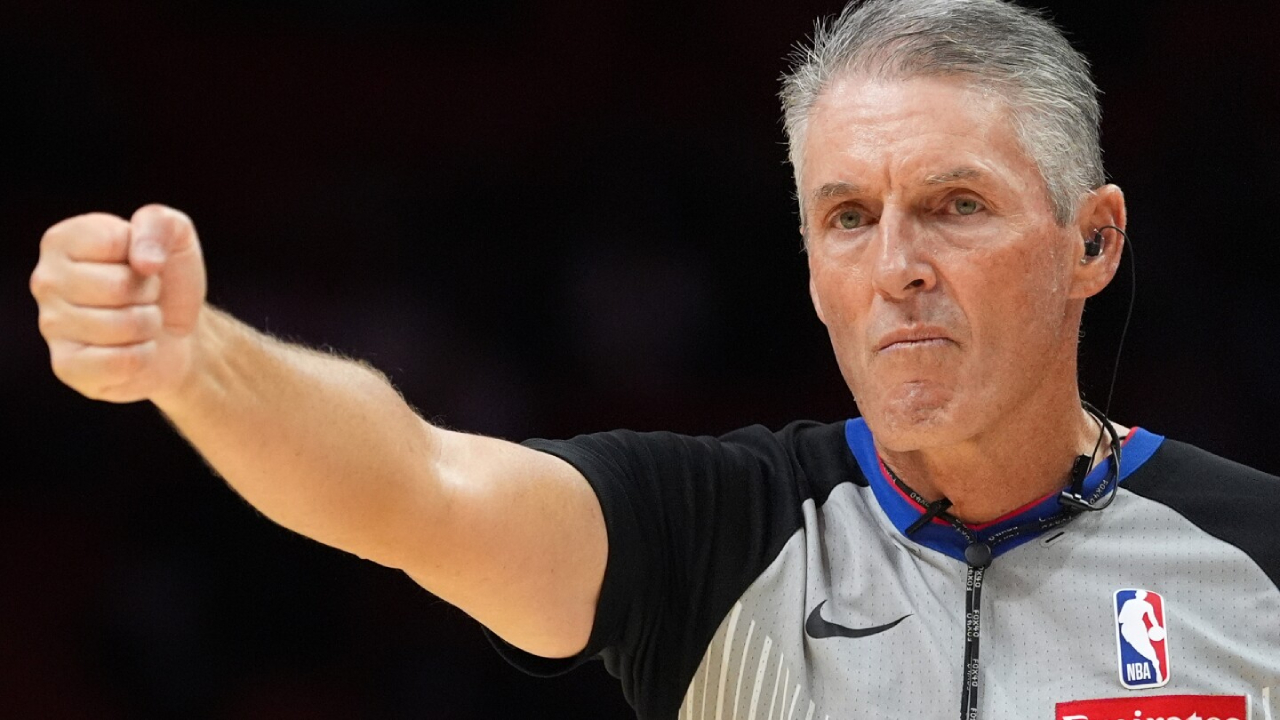 Mulai 1 November, wasit NBA akan mengenakan “earpiece” atau “headset” yang dipasang di seragam mereka. (Foto: AP)