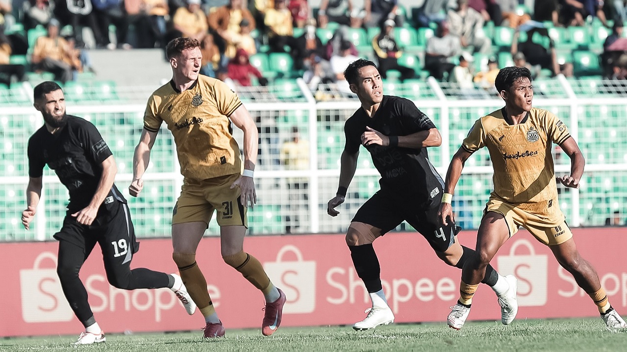 Pemain bertahan Persita Tangerang, Ryuji Utomo di laga kontra Bhayangkara FC