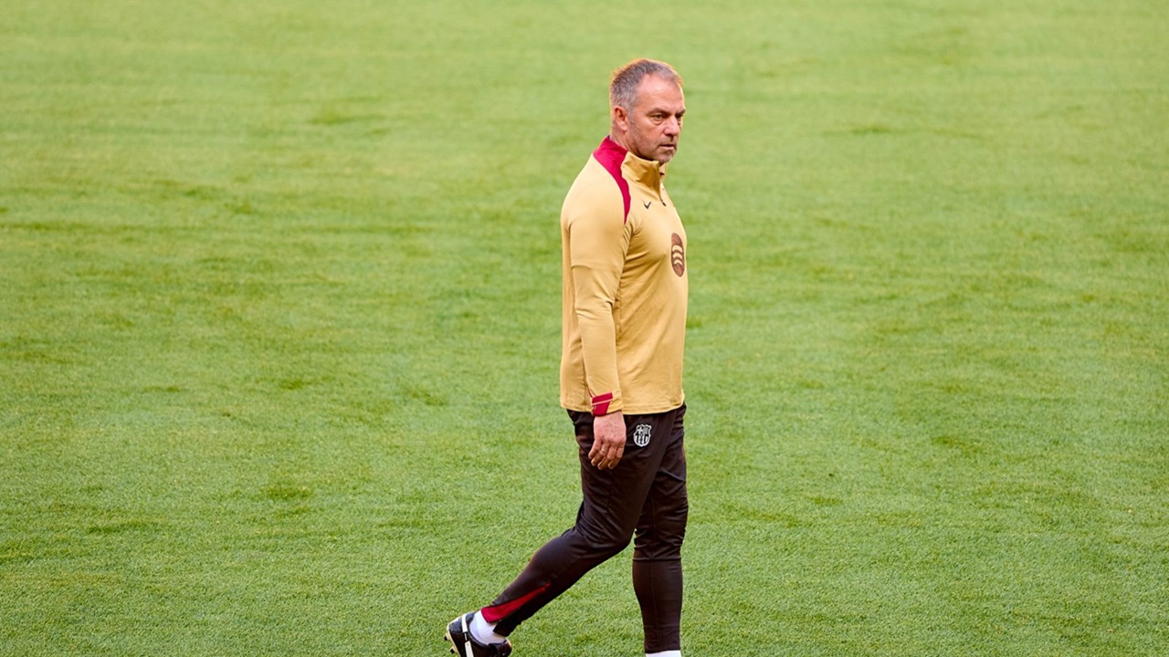 Hansi Flick Bicara dengan Pemain Barcelona saat Latihan