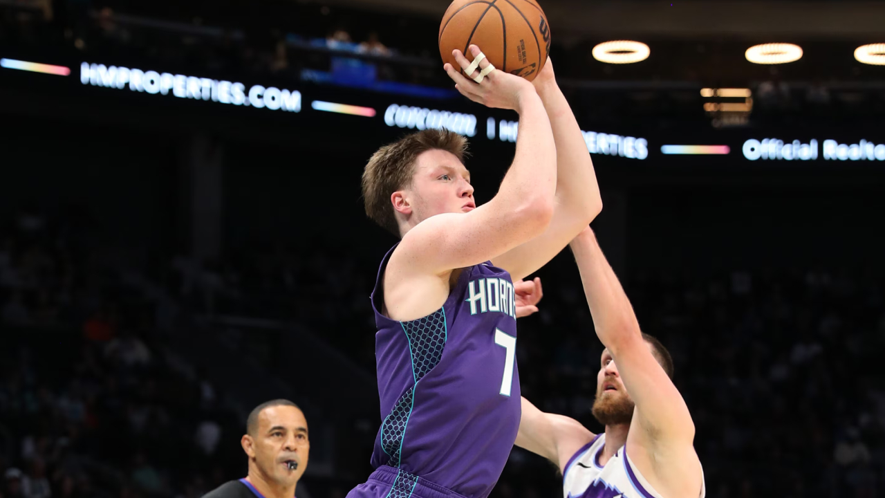 Kon Knueppel mencetak 24 poin saat Charlotte Hornets mengalahkan tim tamu Utah Jazz yang dengan skor 126-103 pada Minggu (2/11) malam. (Foto: AP)