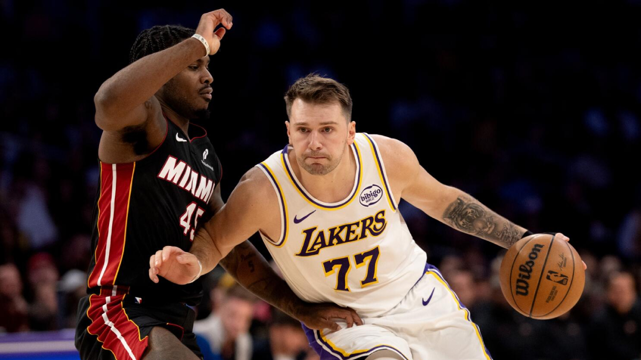 Luka Doncic (kanan) mencetak triple-double saat Los Angeles Lakers mengalahkan tim tamu Miami Heat 130-120 pada Minggu (2/11). (Foto: AP)
