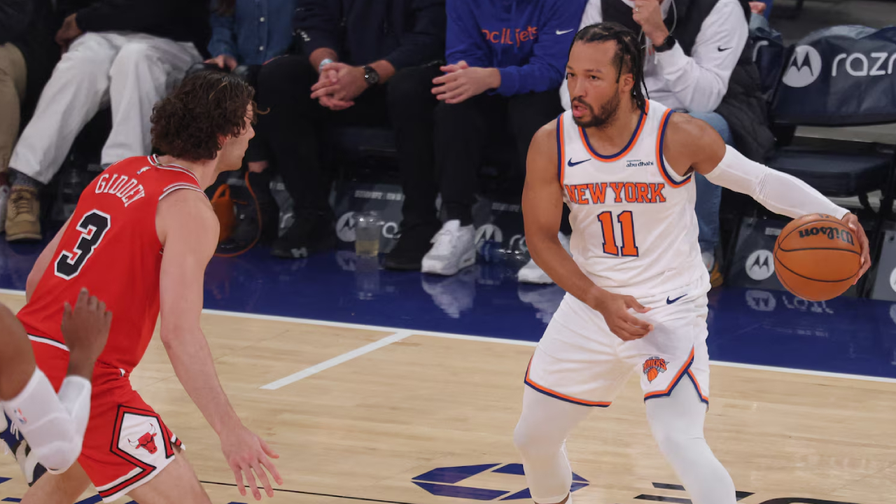 Jalen Brunson (kanan) mencetak 31 poin saat New York Knicks mengalahkan Chicago Bulls 128-116 pada Minggu (2/11) malam. (Foto: AP)