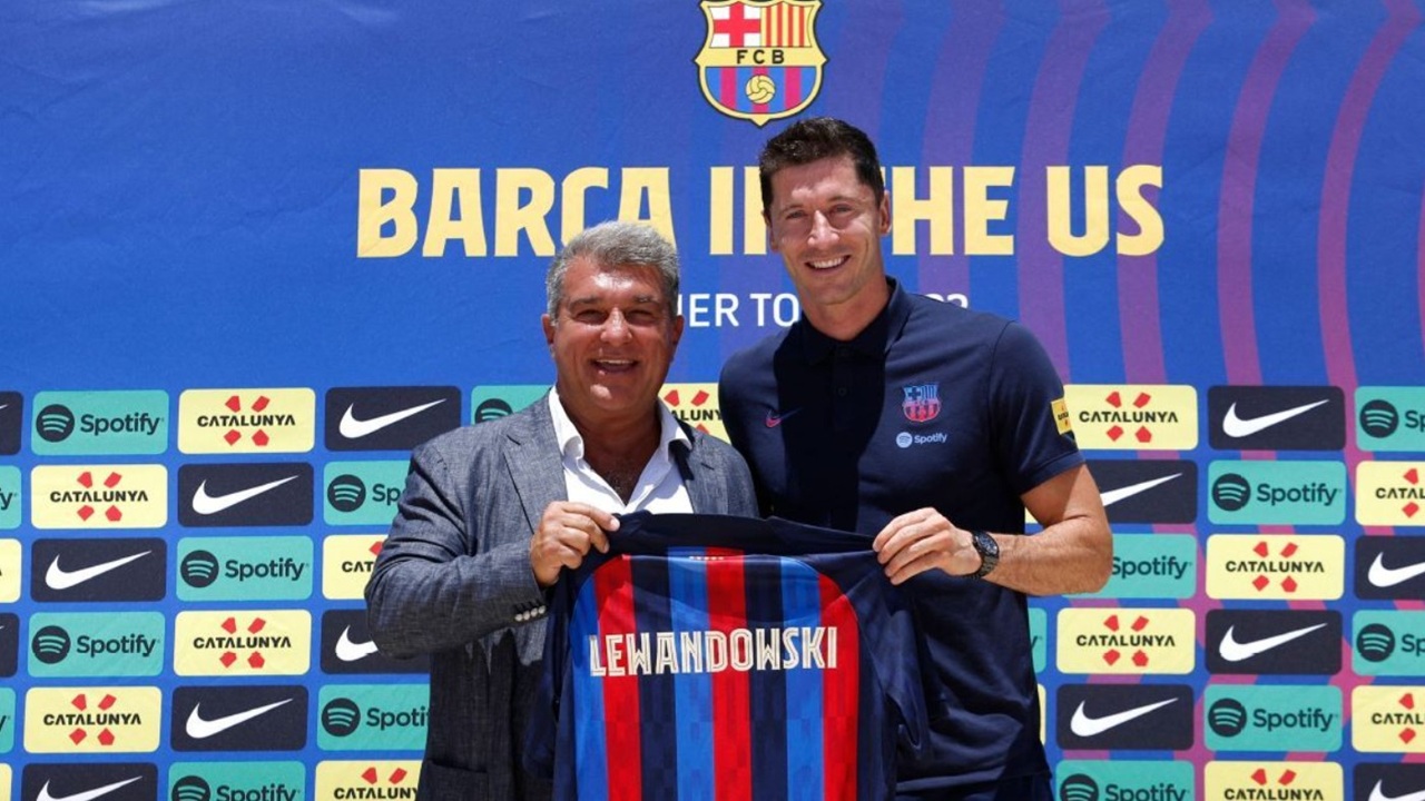 Momen Saat Robert Lewandowski Diresmikan sebagai Pemain Baru Barcelona pada Bursa Transfer Musim Panas 2022 (Sumber: Getty Images)