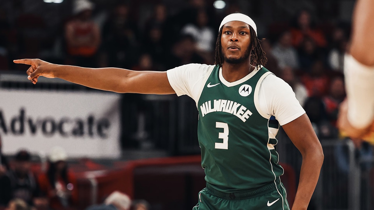 Myles Turner heran dapat sorakan dari fans Indiana Pacers.