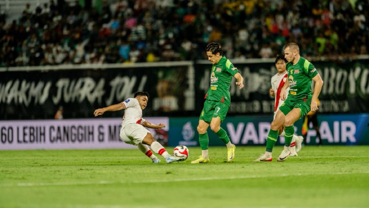 Gelandang Persebaya Surabaya, Francisco Rivera di laga kontra Persis Solo