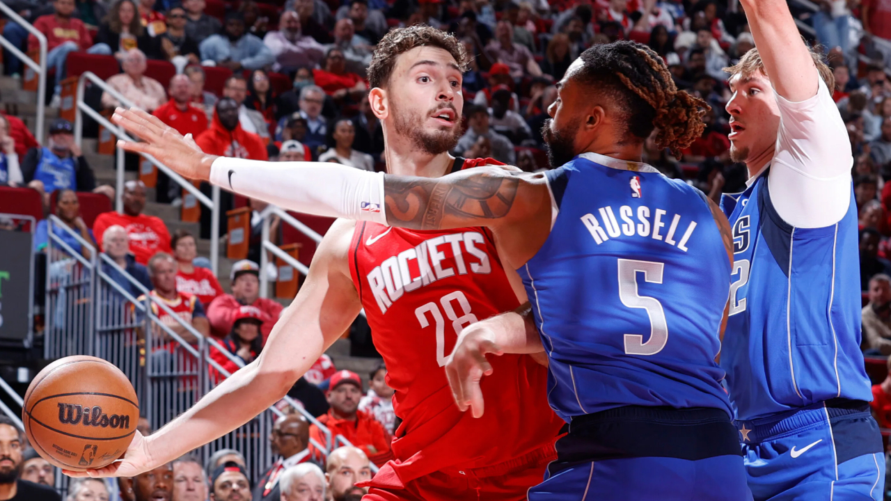 Alperen Sengun (kiri) mencetak 26 poin saat Houston Rockets mengalahkan Dallas Mavericks 110-102 pada Senin (3/11). (Foto: AP)