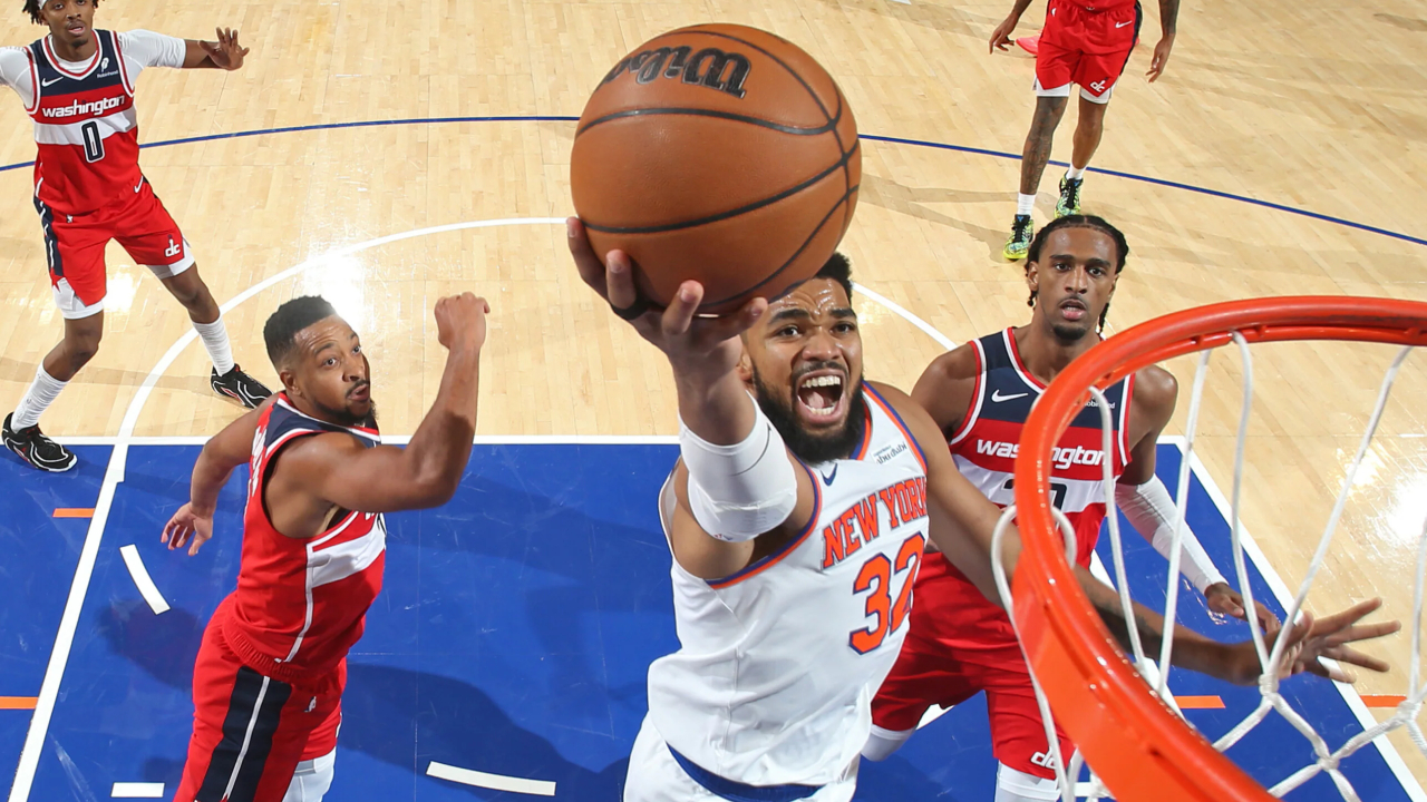 Karl-Anthony Towns (tengah) mencetak 33 poin saat tuan rumah New York Knicks mengalahkan Washington Wizards 119-102 pada Senin (3/11) malam. (Foto: AP)