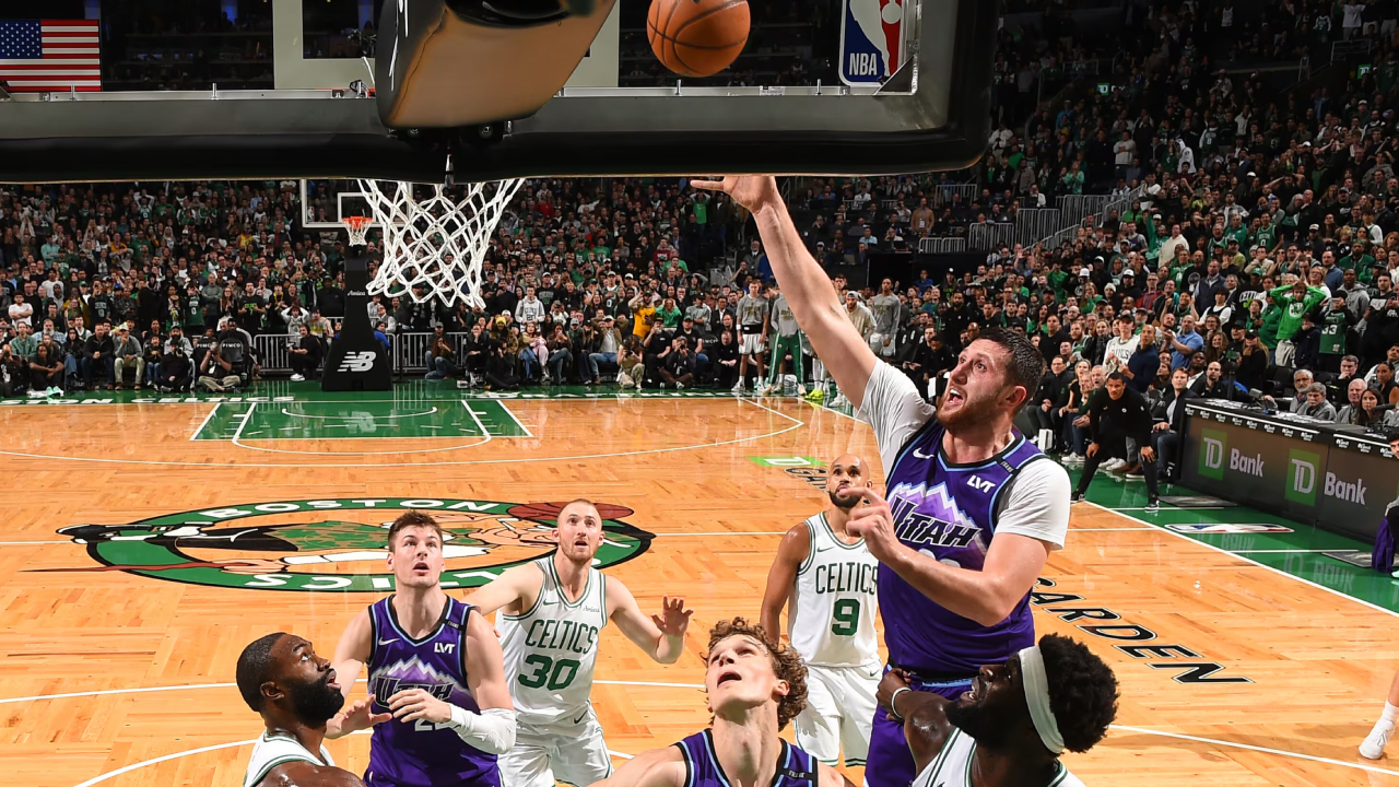 Jusuf Nurkic (kanan) melesakkan tembakan kemenangan saat Utah Jazz meraih kemenangan 105-103 atas Boston Celtics pada Senin (3/11) malam. (Foto: AP)