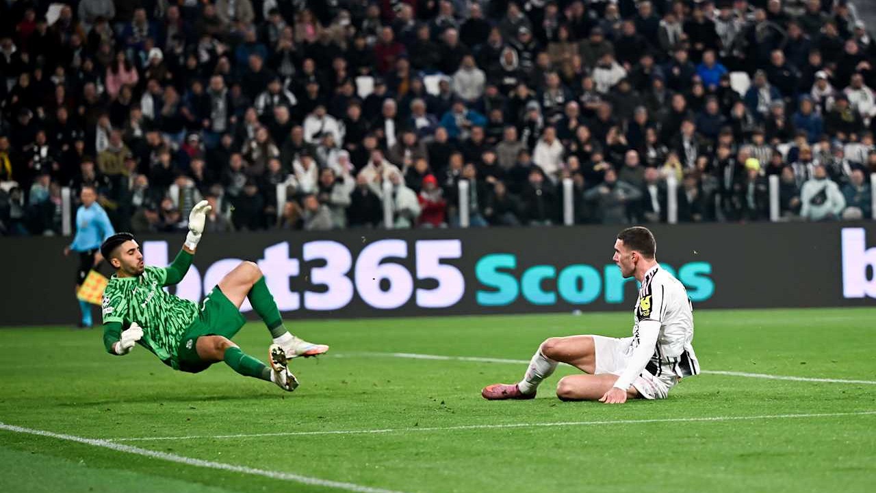 Dusan Vlahovic mencetak gol ke gawang Sporting Lisbon (Image: Juventus)
