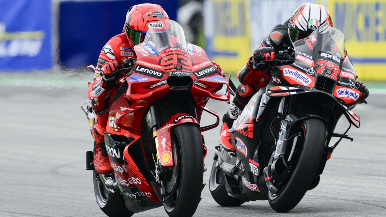 Marco Bezzecchi (Aprilia) bertarung melawan Marc Marquez (Ducati) Trackhouse