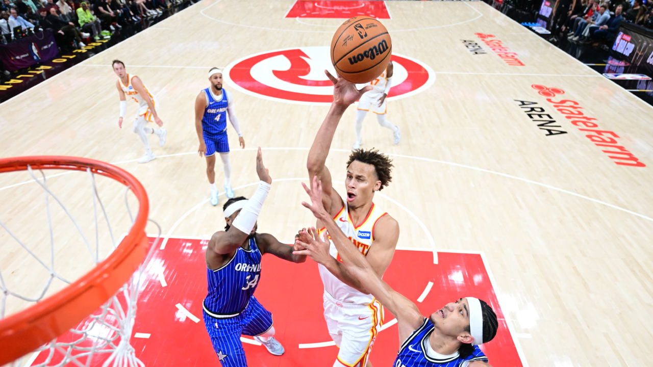 Dyson Daniels (tengah) mencetak 18 poin saat Atlanta Hawks meraih kemenangan 127-112 atas tim tamu Orlando Magic pada Selasa (4/11). (Foto: AP)