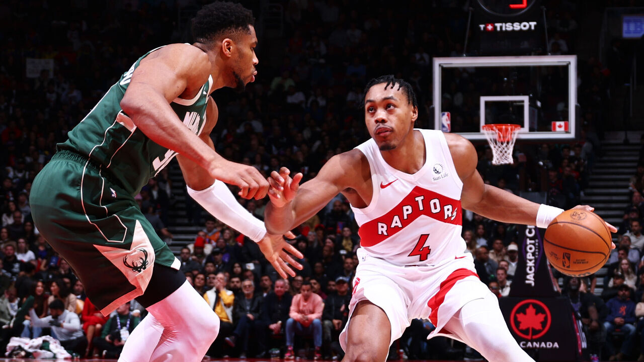Scottie Barnes (kanan) mencetak 23 poin saat Toronto Raptors mengalahkan tim tamu Milwaukee Bucks 128-100 pada Selasa (4/11) malam. (Foto: AP)
