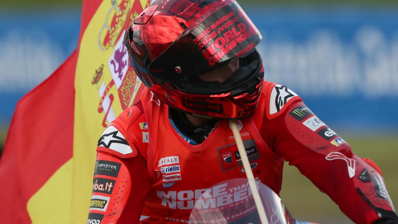 Helm Marc Marquez saat mengunci gelar juara MotoGP 2025 di Jepang