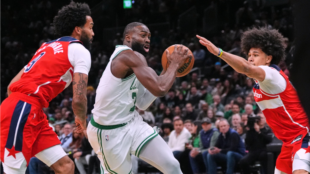 Jaylen Brown (tengah) mencetak 35 poin saat Boston Celtics menang 136-107 atas tim tamu Washington Wizards pada Rabu (5/11) malam. (Foto: AP)