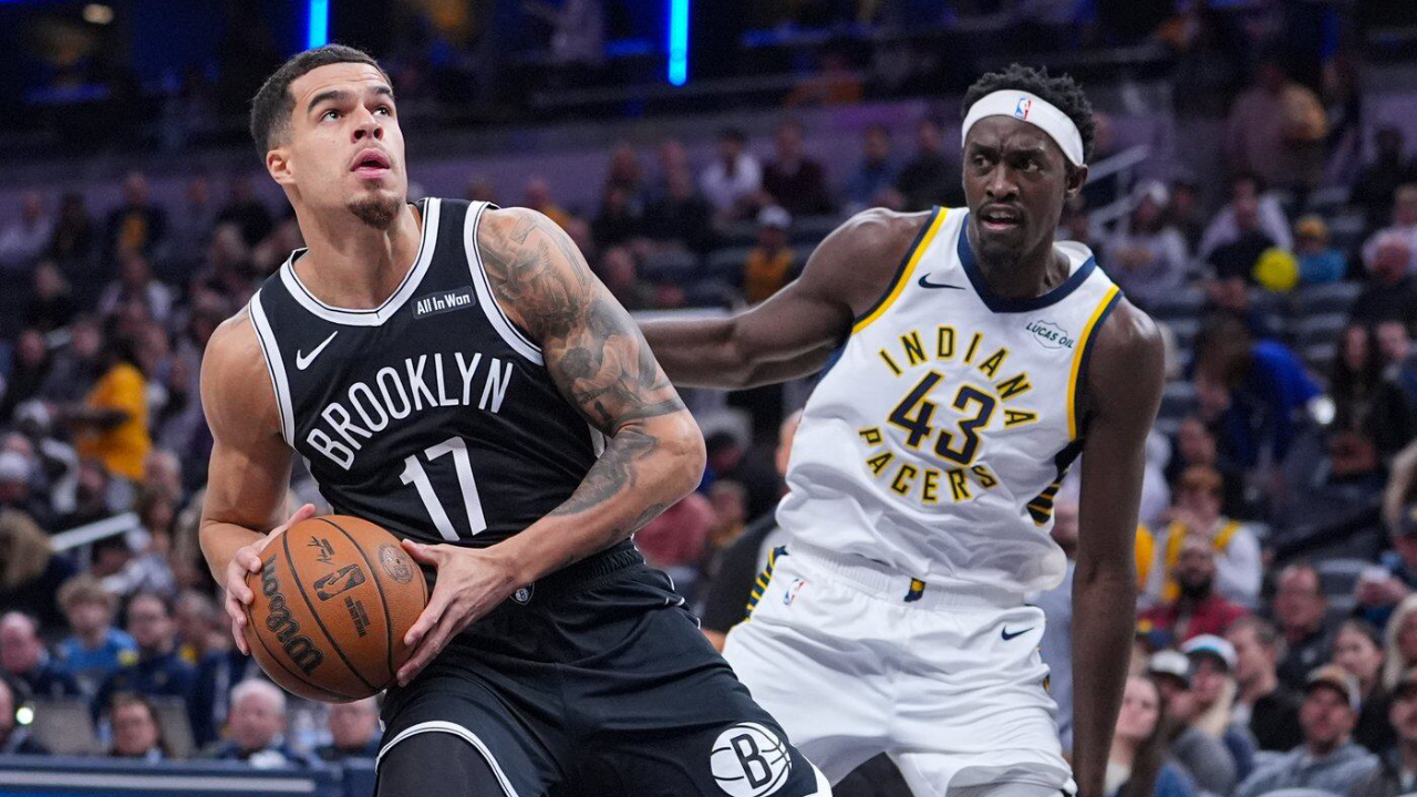 Michael Porter Jr (kiri) mencetak 32 poin saat Brooklyn Nets meraih kemenangan 112-103 atas Indiana Pacers pada Rabu (5/11) malam. (Foto: AP)
