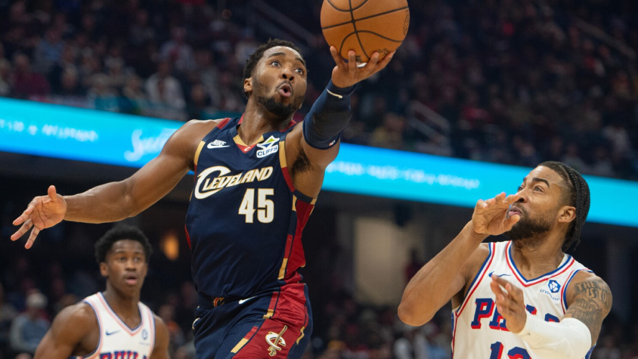 Donovan Mitchell (kiri) mencetak 46 poin saat Cleveland Cavaliers meraih kemenangan 132-121 atas tim tamu Philadelphia 76ers pada Rabu (5/11) malam. (Foto: AP)