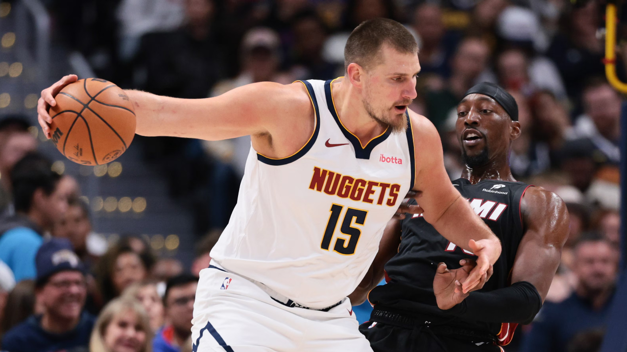 Nikola Jokic (kiri) mencetak triple-double kelimanya musim ini saat Denver Nuggets menang 122-112 atas tim tamu Miami Heat pada Rabu (5/11) malam. (Foto: AP)