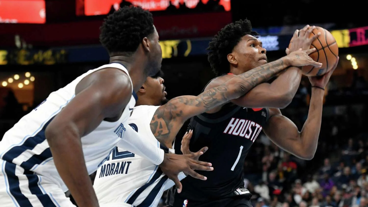 Amen Thompson (kanan) membukukan 28 poin saat Houston Rockets mengalahkan tuan rumah Memphis Grizzlies 124-109 pada Rabu (5/11) malam. (Foto: AP)