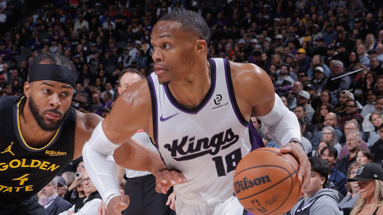Russell Westbrook (kanan) mencatat triple-double saat Sacramento Kings meraih kemenangan 121-116 atas tim tamu Golden State Warriors pada Rabu (5/11) malam. (Foto: AP)
