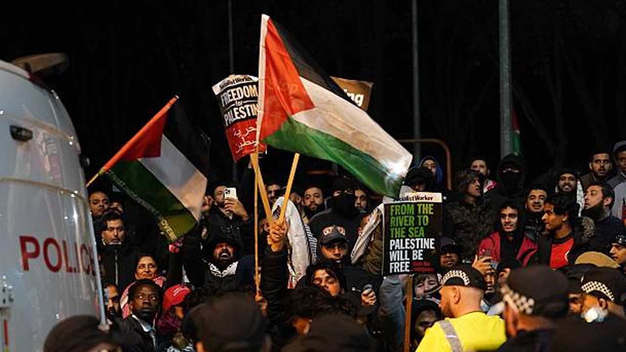 Laga Aston Villa vs Maccabi Tel Aviv Diwarnai Aksi Unjuk Rasa