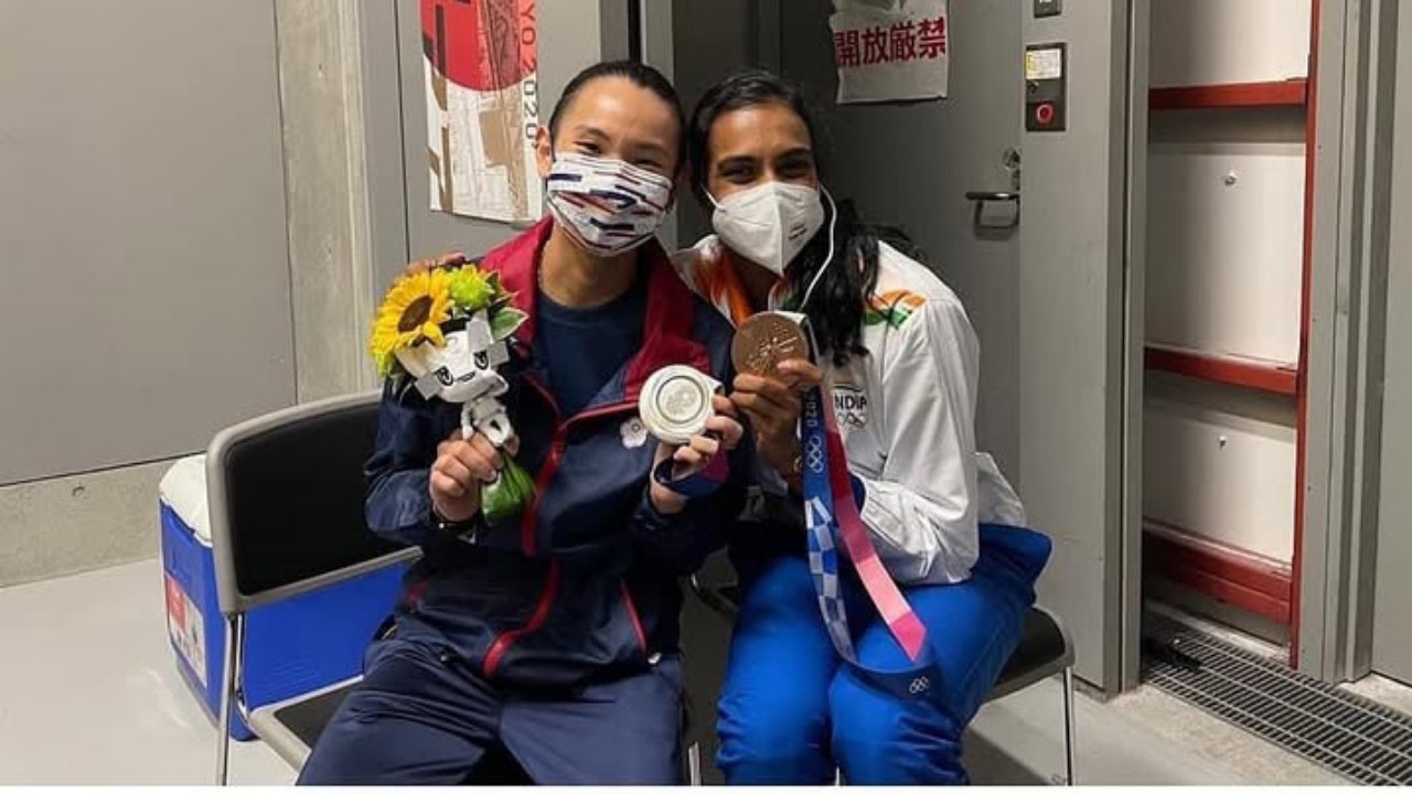 PV Sindhu Kirim Pesan Menyentuh Iringi Pensiunnya Tai Tzu Ying