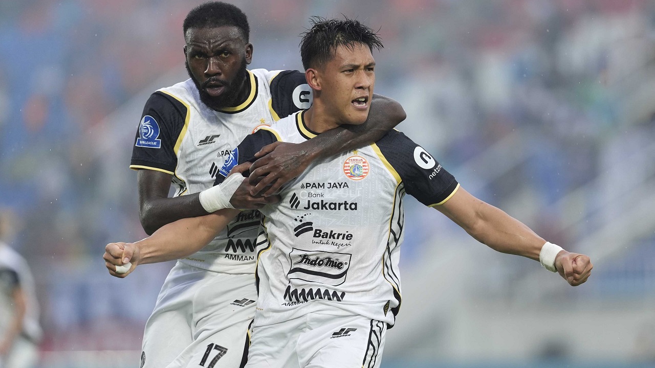 Penyerang Persija Jakarta, Eksel Runtukahu merayakan gol ke gawang Arema FC
