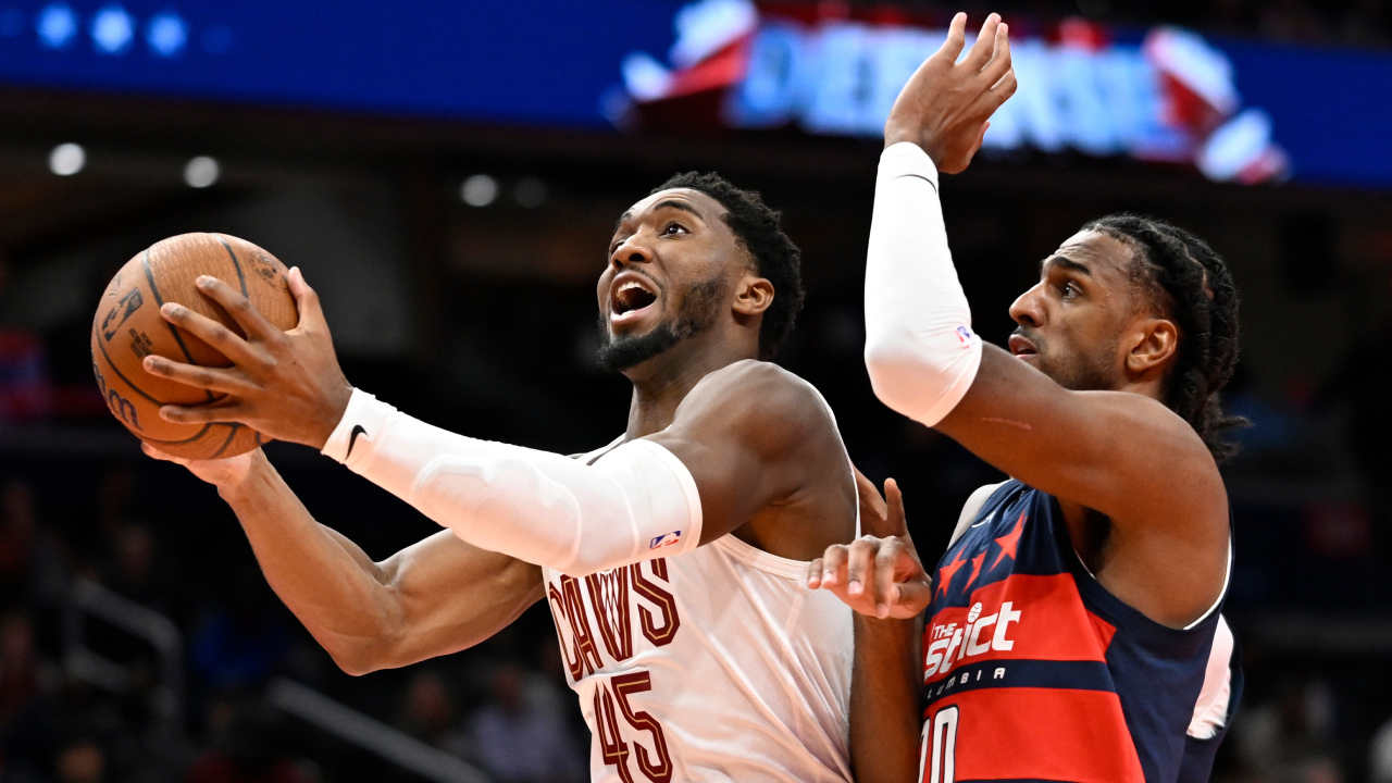 Donovan Mitchell (kiri) mencetak 24 poin saat Cleveland Cavaliers meraih kemenangan 148-114 atas Washington Wizards pada Jumat (7/11) dalam pertandingan grup NBA Cup. (Foto: NBA)