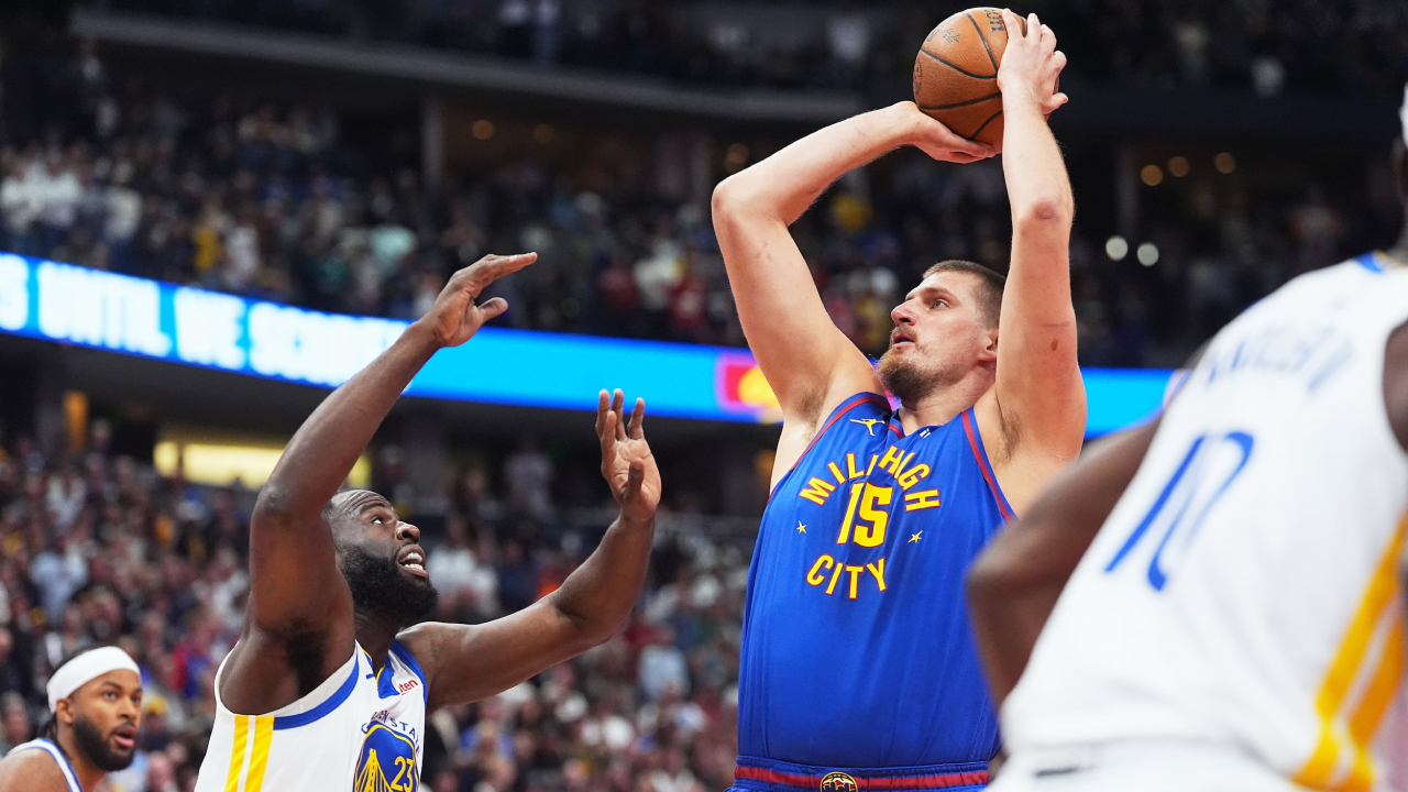 Nikola Jokic (kanan) mencetak 26 poin saat Denver Nuggets mengalahkan Golden State Warriors 129-104 dalam pertandingan NBA Cup pada Jumat (7/11) malam. (Foto: AP)