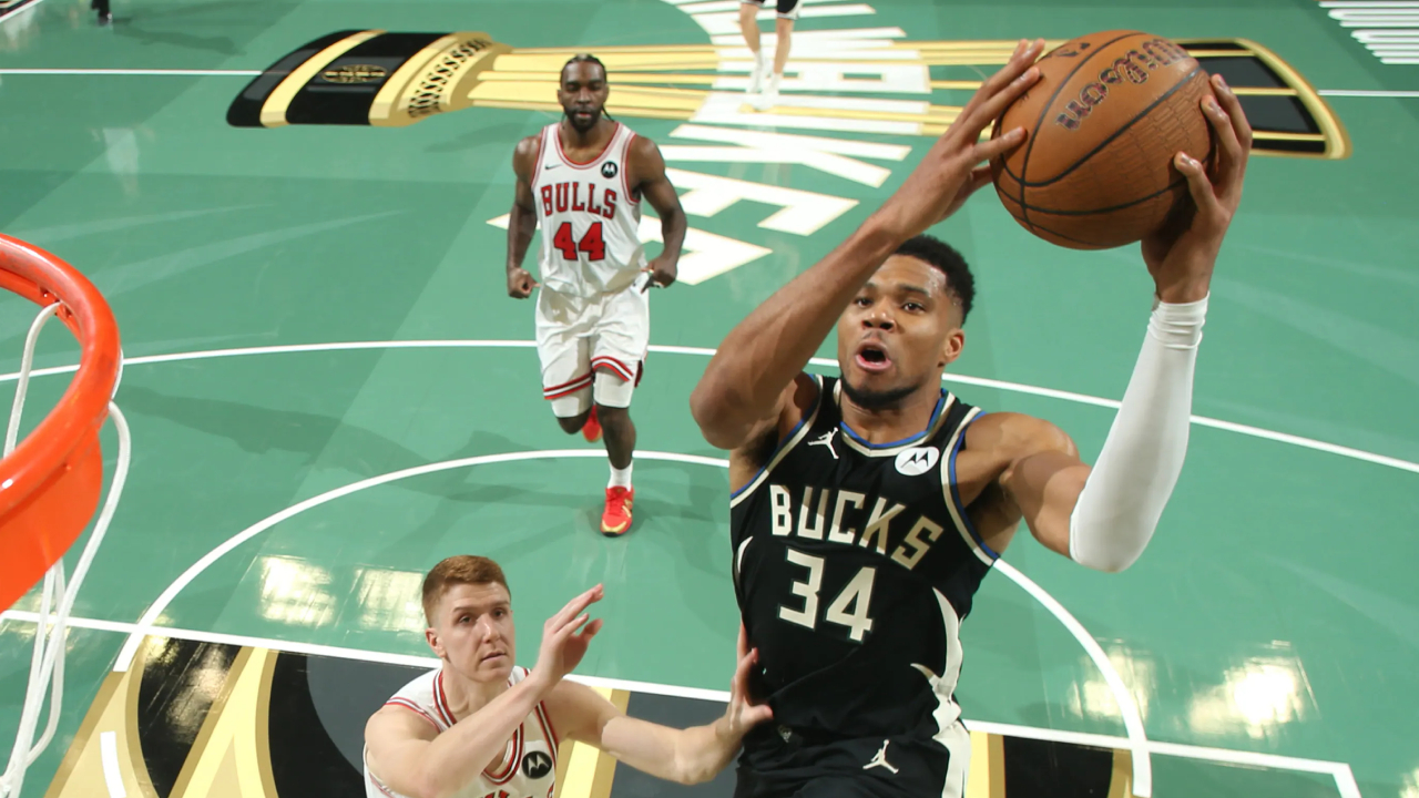 Giannis Antetokounmpo (kanan) mencetak 41 poin saat Milwaukee Bucks meraih kemenangan 126-110 atas tim tamu Chicago Bulls pada Jumat (7/11) di NBA Cup. (Foto: AP)